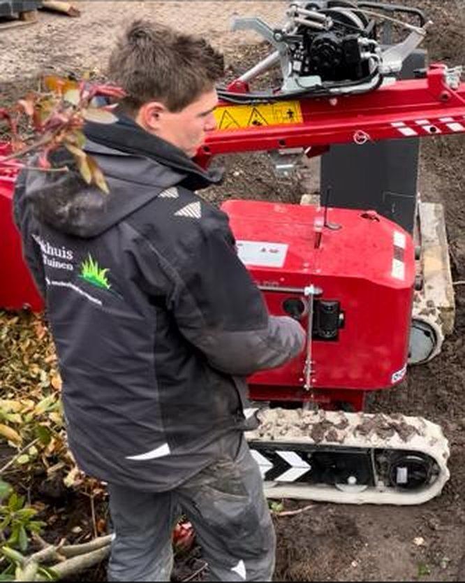 Evert Blokhuis aan het werk met een minikraan bij graafwerkzaamheden