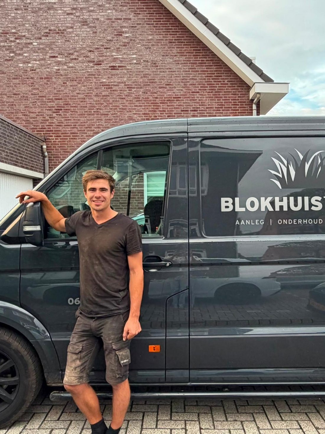 Evert Blokhuis voor zijn bedrijfsbus van Blokhuis Tuinen